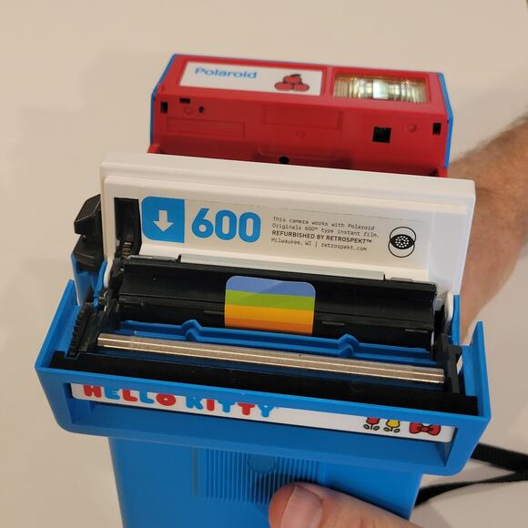 Hello Kitty Polaroid 600 Blue Refurbished by Retrospekt Limited Edition - Picture 5 of 11